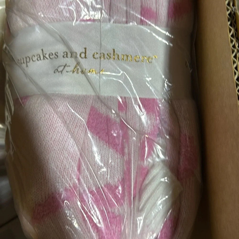 - Cupcakes and cashmere pink ribbon/bow, king size reversible, knit blanket 🎀🎀🎀